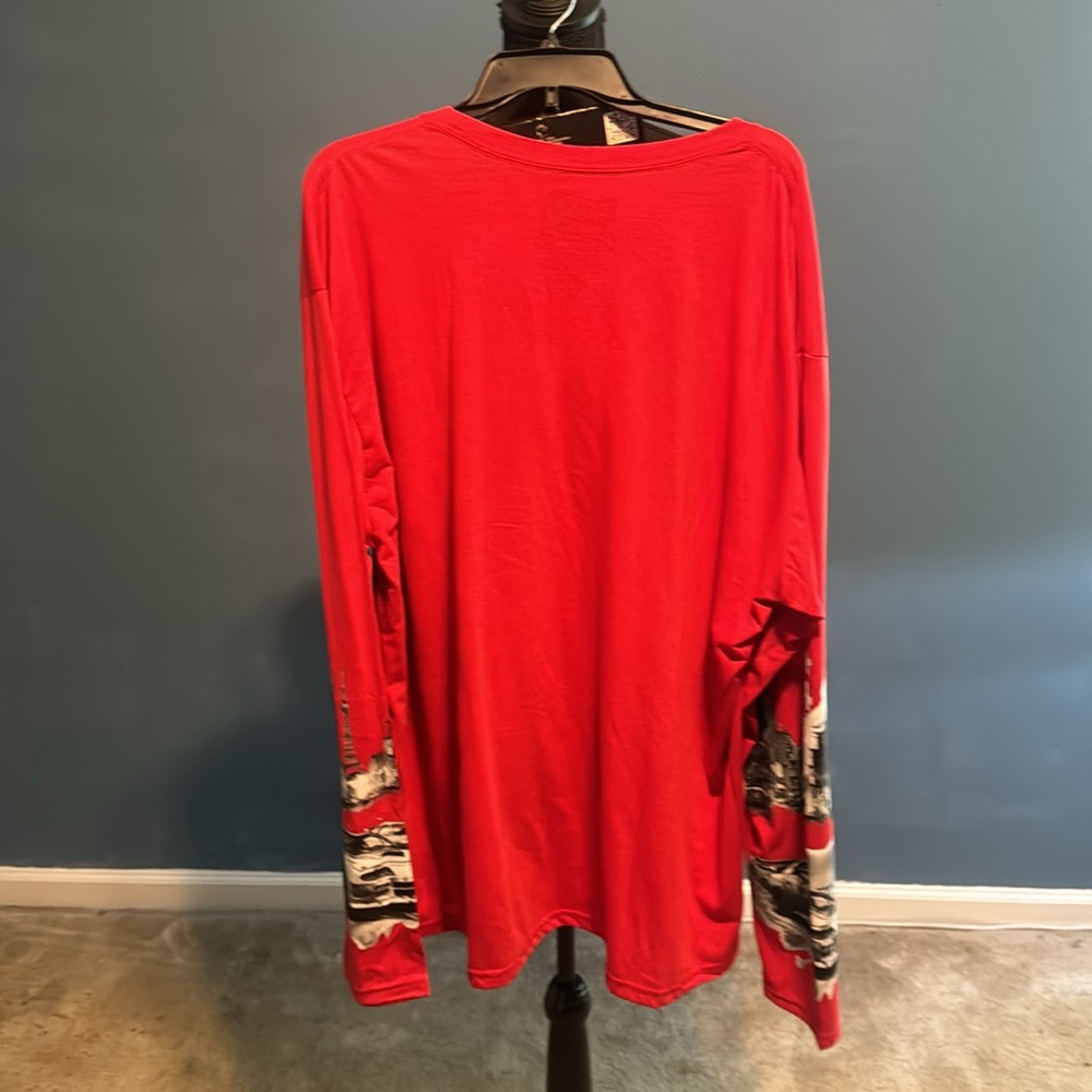 Item 73 NWOT Men Tee W/ Socks Size 3XL - Picture 5 of 7